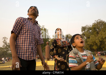 Eine indische Familie fliegt einen Drachen während einer Drachenfliegen Festival am India Gate, Neu-Delhi, Indien Stockfoto