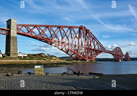 Die berühmte Forth Rail Bridge verbindet North Queensferry mit Queensferry im Süden von North Queensferry Seite gesehen. Stockfoto