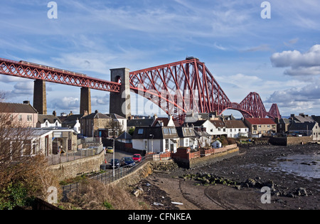 Die berühmte Forth Rail Bridge verbindet North Queensferry mit Queensferry im Süden von North Queensferry Seite gesehen. Stockfoto