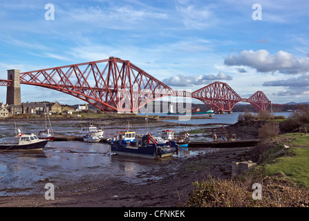 Die berühmte Forth Rail Bridge verbindet North Queensferry mit South Queensferry im Süden von North Queensferry gesehen. Stockfoto