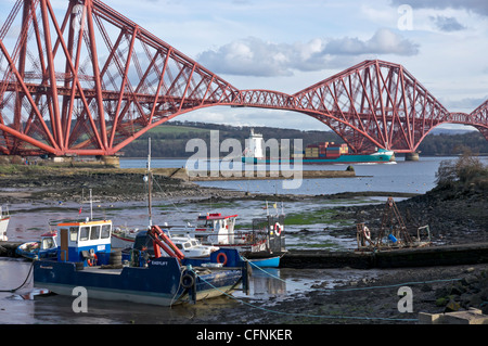 Die berühmte Forth Rail Bridge verbindet North Queensferry mit Queensferry im Süden von North Queensferry Seite gesehen. Stockfoto