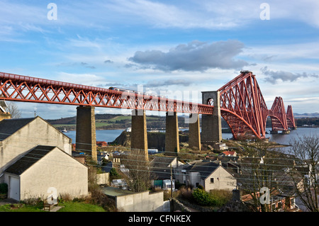 Die berühmte Forth Rail Bridge verbindet North Queensferry mit Queensferry im Süden von North Queensferry Seite gesehen. Stockfoto