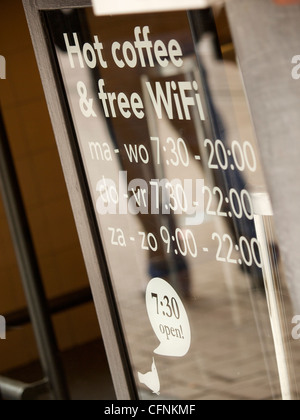 Heißer Kaffee und kostenloses Wifi anmelden Café Tür in Amsterdam Niederlande Stockfoto