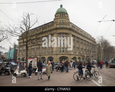 Das monumentale Hirsch Gebäude auf dem Platz Leidseplein in Amsterdam beherbergt jetzt im Apple Store. Stockfoto