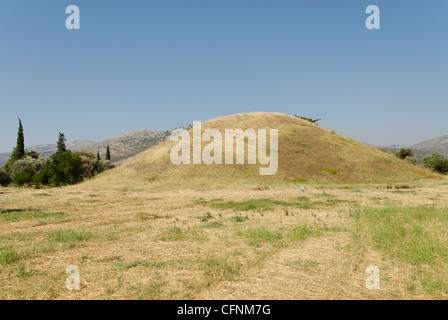 Marathon. Griechenland. Blick auf den Grabhügel oder Tumulus des 192 athenischen Hopliten, die starb in der Schlacht hier gegen die Stockfoto