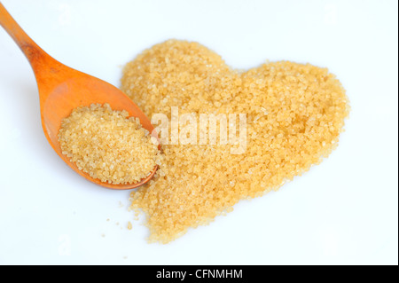 Löffel überfüllt mit braunem Zucker Stockfoto