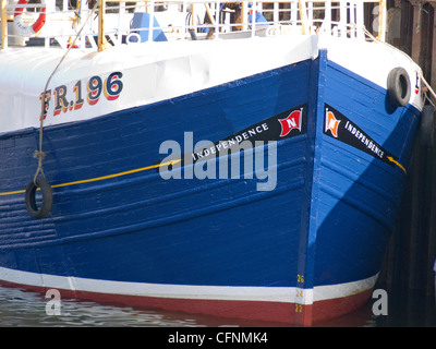 Nahaufnahme des Bogens Fischerbootes FR196 Unabhängigkeit im Hafen von Whitby Stockfoto