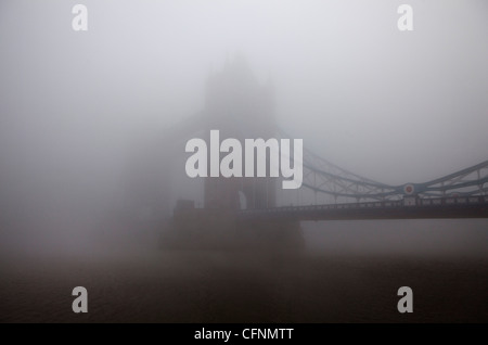 Tower Bridge durch Londoner smog Stockfoto