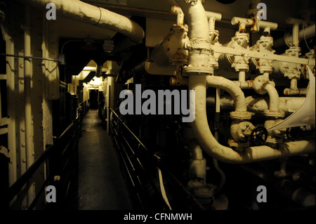 Welle Gasse, Motor Raum Gangway in der 1936 Queen Mary Ozeandampfer, verfolgt von einem Ingenieur in einer wasserdichten Tür 1967 getötet Stockfoto