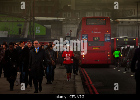 Pendler und verkehrsreichen London Brücke an einem smoggy Morgen Stockfoto