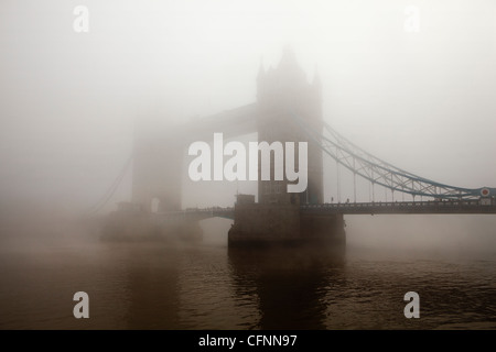 Ein Blick auf die Tower Bridge vollständig abgedeckt im Morgennebel Stockfoto