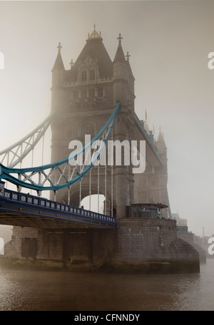 Eine Nahaufnahme des Turmes und der Zugbrücke auf Tower Bridge Stockfoto