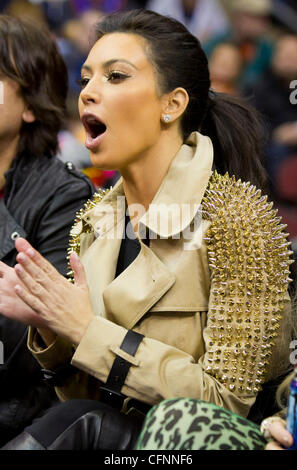 Kim Kardashian sitzt Spielfeldrand während der NBA-Spiel zwischen den New York Knicks und die New Jersey Nets im Prudential Center in Newark, New Jersey, USA - 12.02.11 Stockfoto