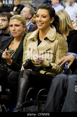 Kim Kardashian sitzt Spielfeldrand während der NBA-Spiel zwischen den New York Knicks und die New Jersey Nets im Prudential Center in Newark, New Jersey, USA - 12.02.11 Stockfoto