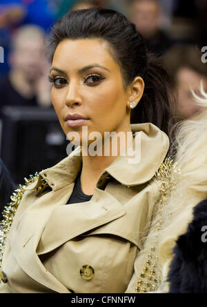 Kim Kardashian sitzt Spielfeldrand während der NBA-Spiel zwischen den New York Knicks und die New Jersey Nets im Prudential Center in Newark, New Jersey, USA - 12.02.11 Stockfoto