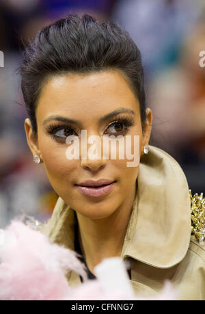 Kim Kardashian sitzt Spielfeldrand während der NBA-Spiel zwischen den New York Knicks und die New Jersey Nets im Prudential Center in Newark, New Jersey, USA - 12.02.11 Stockfoto