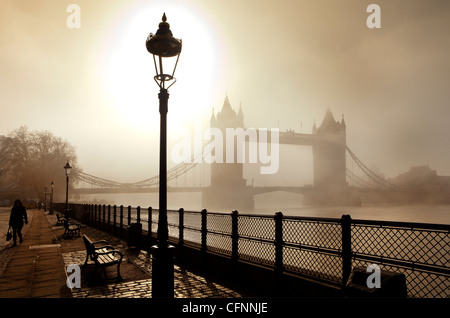 Der Blick auf die Tower Bridge an einem nebligen Morgen aus Gas Lampe ausgekleidet Riverside, London Stockfoto