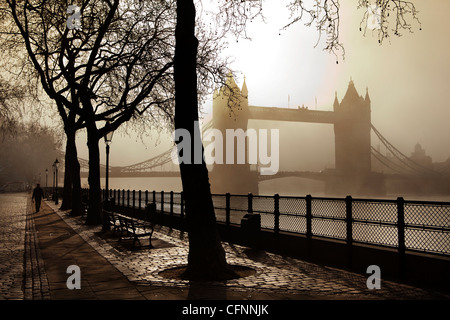 Einen romantischen Blick auf die Tower Bridge an einem nebligen Morgen, von der Themse Weg Stockfoto