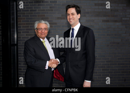 Arbeits- und Opposition Leader Ed Miliband, rechts im Bild mit Herr Kumar Bhattacharyya an der Warwick Universität. Stockfoto