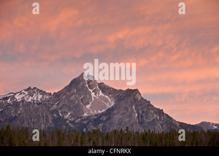 Orange Wolken über McGowen Höhepunkt bei Sonnenuntergang, Sawtooth National Recreation Area, Idaho, Vereinigte Staaten von Amerika, Nordamerika Stockfoto