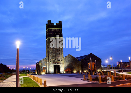 Sosban Restaurant, im ehemaligen Pumpenhaus im Norden llanelli's Dock. Wales uk in der Dämmerung. Stockfoto