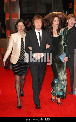 Mary McCartney, Sir Paul McCartney und Nancy Shevell Orange British Academy Film Awards 2011 (BAFTAs) statt am Royal Opera House - Ankünfte London, England - 13.02.11 Stockfoto