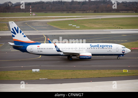 Sun Express Boeing 737 auf dem Taxiway, Düsseldorf International Airport Deutschland Stockfoto