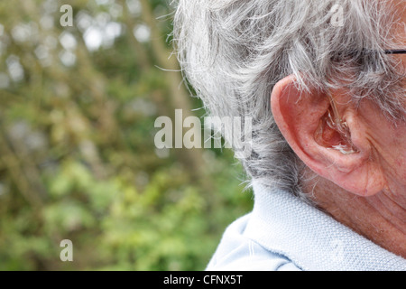 Ein älterer Mann mit einem Hörgerät Stockfoto