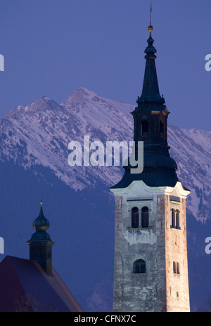 Blick über den wunderschönen Lake Bled, Insel Kirche und Hügel die Burg wenn der See zugefroren war. Stockfoto