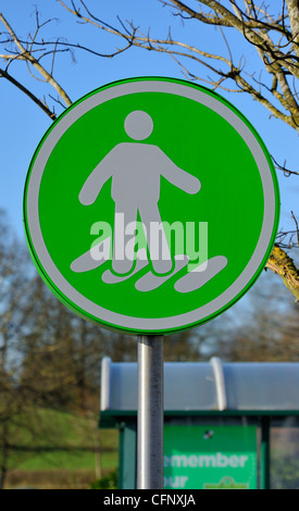 Fußgängerüberweg Zeichen. ASDA Supermarkt, Burton Road, Kendal, Cumbria, England, Vereinigtes Königreich, Europa. Stockfoto