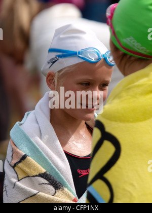 Zwei Schwimmer warten auf das Rennen zu starten, Bude, Cornwall, UK Stockfoto