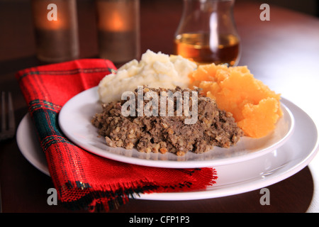 Traditionelles schottisches Haggis Dinner mit Neeps und Tatties Robert Burns Night Dinner Feier zum Geburtstag des schottischen Dichters am 25. Januar. Stockfoto