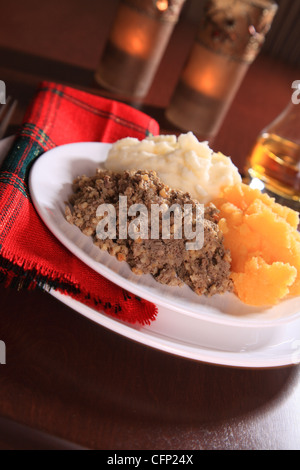 Scottish Haggis serviert für EIN Burns Night Dinner gegen EIN Royal Stuart Tartan Feiert Geburtstag Robert Burns The Scottish Dichter 25. Januar Stockfoto