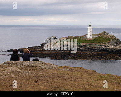 Zwei Wanderer, Blick auf Leuchtturm von Godrevy, St Ives Bay, Cornwall, UK Stockfoto