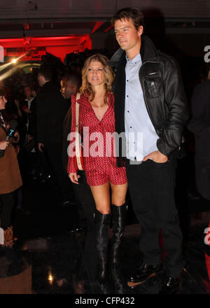 Stacy Ferguson aka Fergie und Josh Duhamel Mercedes-Benz IMG New York Fashion Week Herbst 2011 - Marc Jacobs - Front Row New York City, USA - 14.02.11 Stockfoto