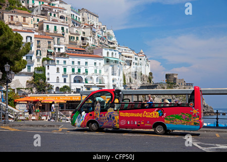 Sightseeing mit einem Touristenbus, Amalfi, Amalfiküste, UNESCO-Weltkulturerbe, Kampanien, Italien, Mittelmeer, Europa Stockfoto