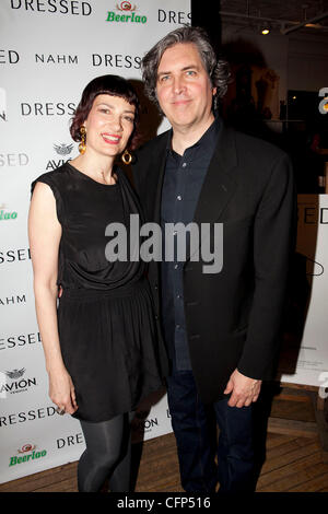 Maryanne Grisz (Producer des Films Dressed) David Swajeski (Regisseur des Films Dressed), bei der "gekleidet" Pre-opening Party statt im Housing Works Secondhand-Läden. New York City, USA - 02.02.11 Stockfoto