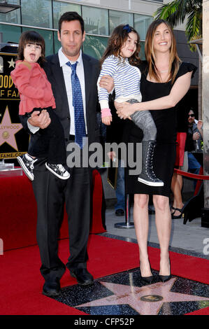 Adam Sandler mit seiner Frau Jackie und Töchtern Sadie und sonnigen Adam Sandler ist auf dem Hollywood Walk of Fame geehrt und erhält seinen Stern in einer besonderen Zeremonie in Hollywood. Los Angeles, Kalifornien - 01.02.11 Stockfoto