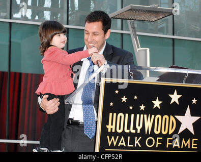 Adam Sandler mit seiner Tochter Sunny Adam Sandler ist auf dem Hollywood Walk of Fame geehrt und erhält seinen Stern in einer besonderen Zeremonie in Hollywood. Los Angeles, Kalifornien - 01.02.11 Stockfoto