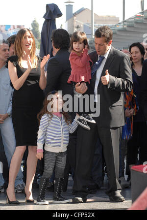 Adam Sandler mit seiner Frau Jackie und Töchtern Sadie und sonnigen Adam Sandler ist auf dem Hollywood Walk of Fame geehrt und erhält seinen Stern in einer besonderen Zeremonie in Hollywood. Los Angeles, Kalifornien - 01.02.11 Stockfoto