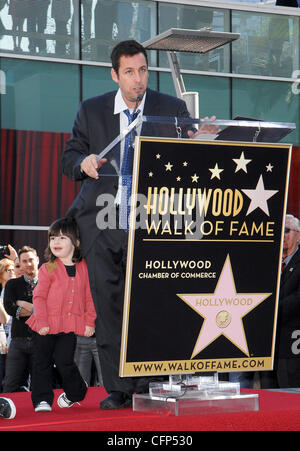 Adam Sandler mit seiner Tochter Sunny Adam Sandler ist auf dem Hollywood Walk of Fame geehrt und erhält seinen Stern in einer besonderen Zeremonie in Hollywood. Los Angeles, Kalifornien - 01.02.11 Stockfoto