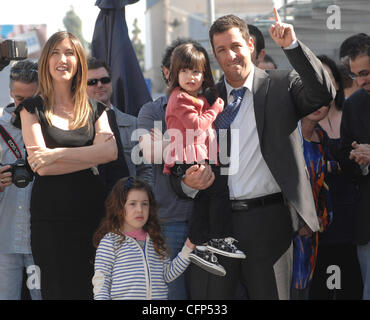 Adam Sandler mit seiner Frau Jackie und Töchtern Sadie und sonnigen Adam Sandler ist auf dem Hollywood Walk of Fame geehrt und erhält seinen Stern in einer besonderen Zeremonie in Hollywood. Los Angeles, Kalifornien - 01.02.11 Stockfoto