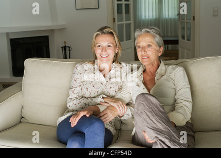 Mutter und Tochter vor dem Fernseher im Wohnzimmer Stockfoto