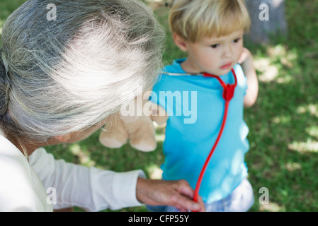 Kleine Mädchen und Großmutter, beschnitten Stockfoto