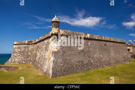 OLD SAN JUAN, PUERTO RICO - Wachhäuschen an Wand des Castillo San Felipe del Morro, historische Festung. Stockfoto