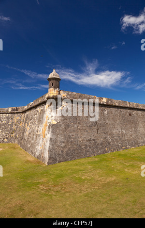 OLD SAN JUAN, PUERTO RICO - Wachhäuschen an Wand des Castillo San Felipe del Morro, historische Festung. Stockfoto