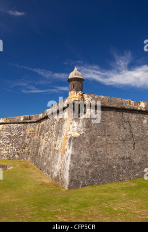 OLD SAN JUAN, PUERTO RICO - Wachhäuschen an Wand des Castillo San Felipe del Morro, historische Festung. Stockfoto