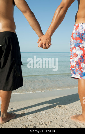 Zwei Männer Hand in Hand, beschnitten Stockfoto