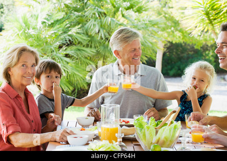 Mehr-Generationen-Familie Mahlzeit im Freien genießen Stockfoto