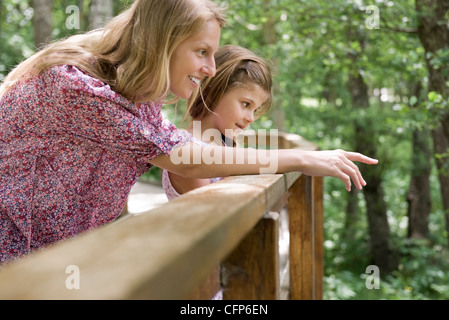 Mutter und Tochter über Geländer zusammen schauen Stockfoto